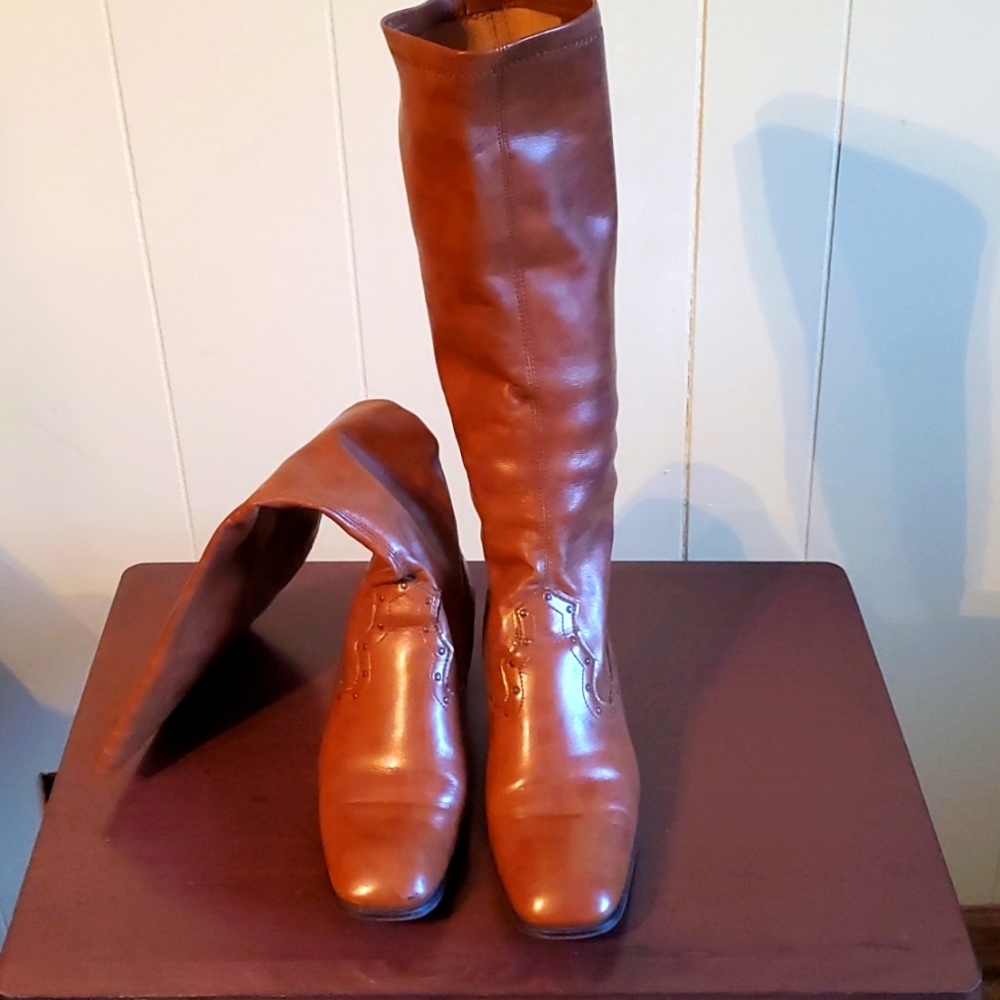 Flimsy knee boots
